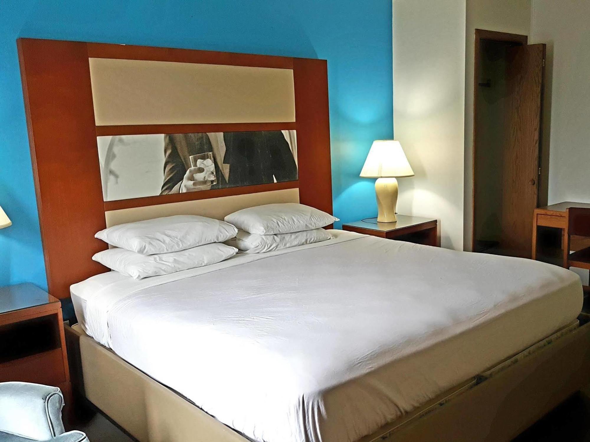 Country Hearth Inn-Iron Mountain Bagian luar foto