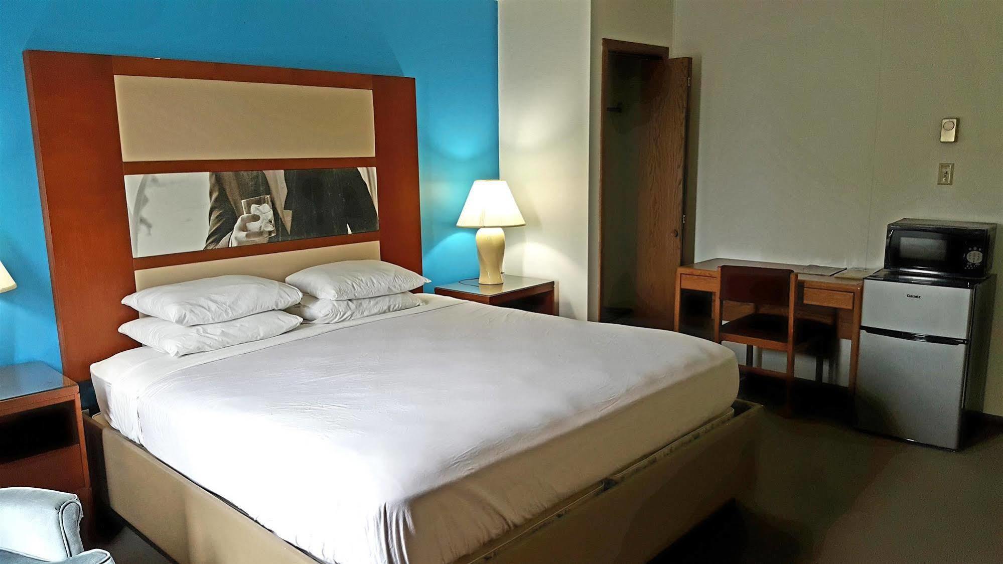 Country Hearth Inn-Iron Mountain Bagian luar foto