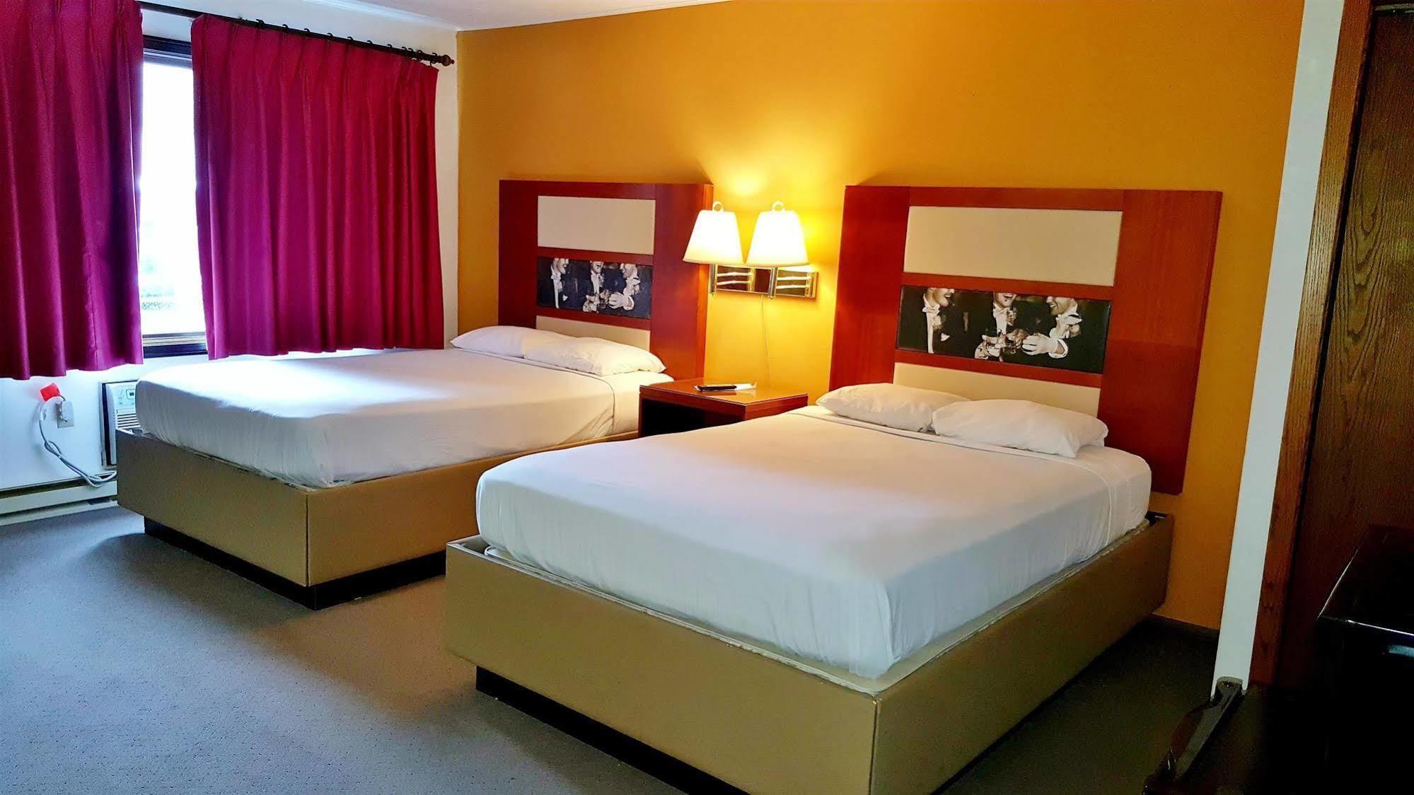 Country Hearth Inn-Iron Mountain Bagian luar foto